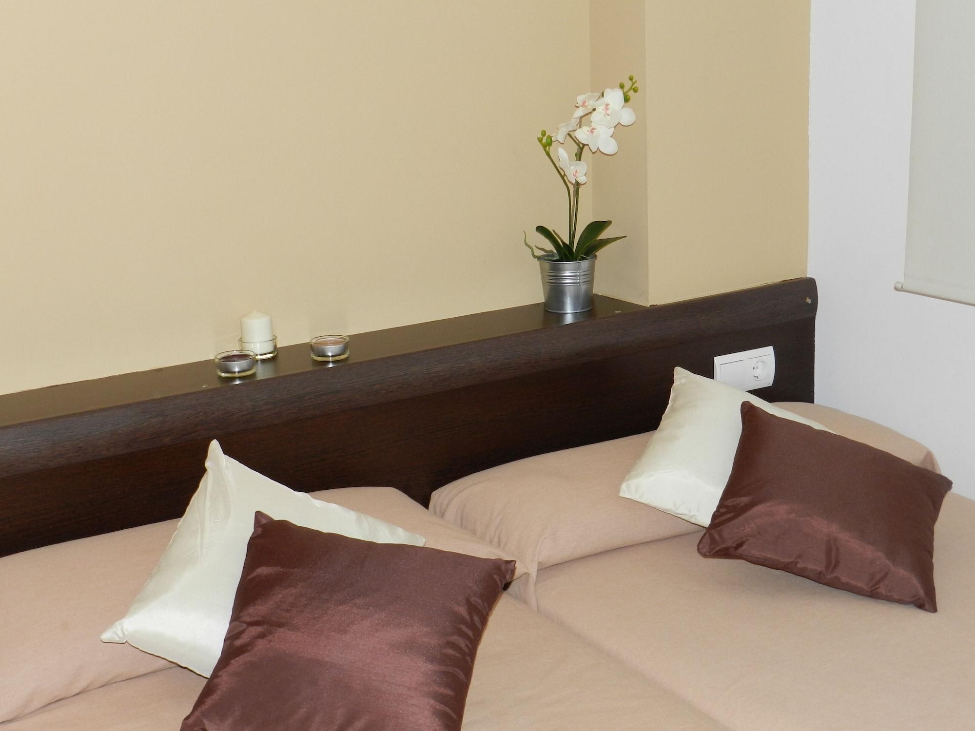 Hotel Travessera Barcellona Esterno foto