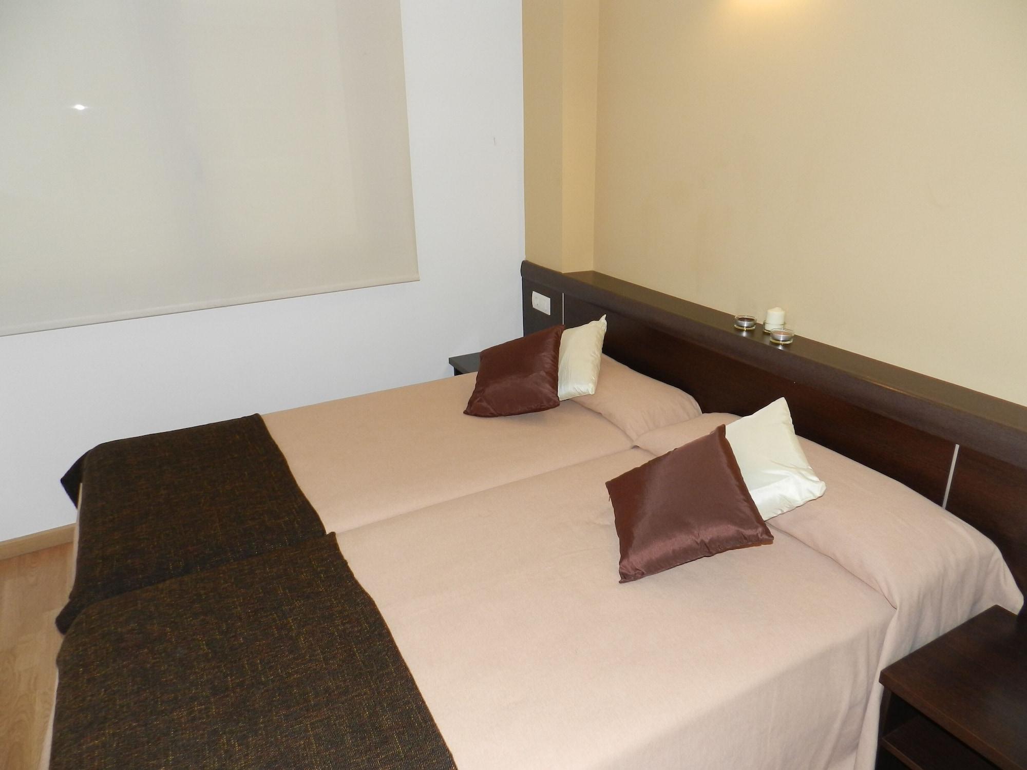Hotel Travessera Barcellona Esterno foto
