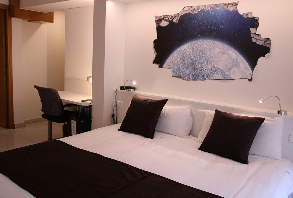 Hotel Travessera Barcellona Esterno foto