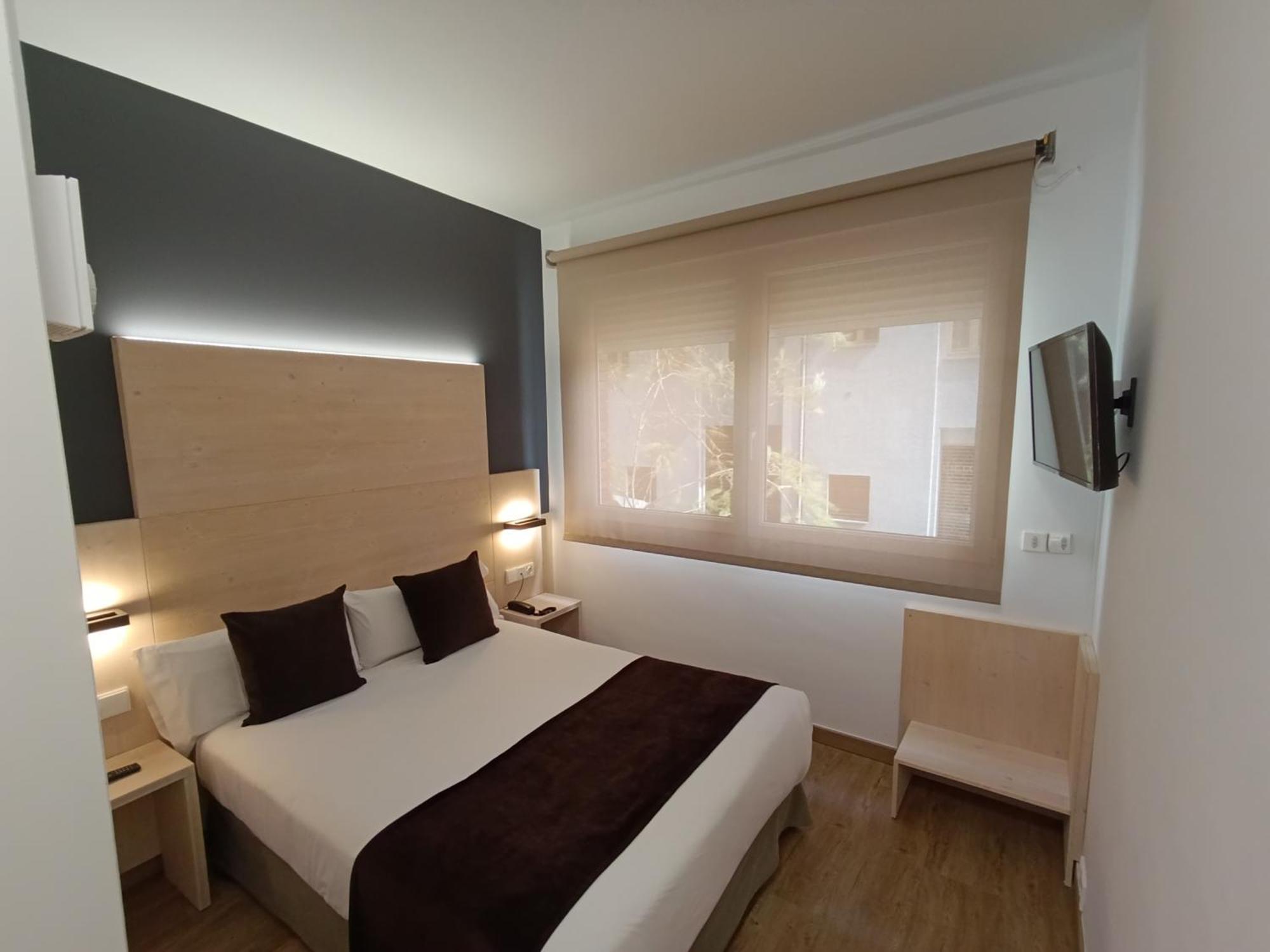 Hotel Travessera Barcellona Esterno foto