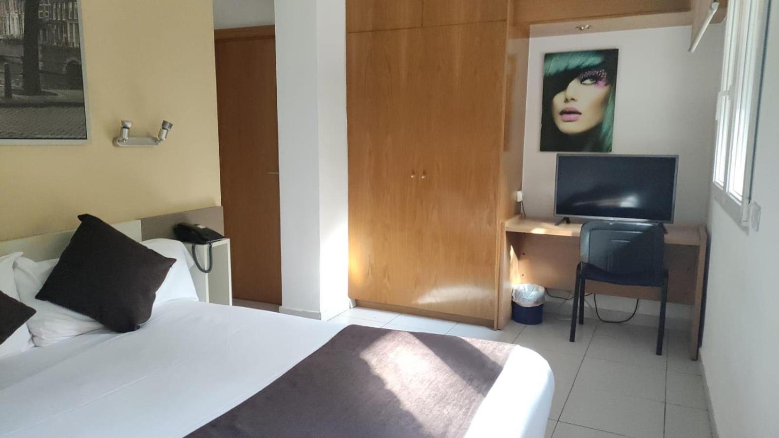 Hotel Travessera Barcellona Esterno foto