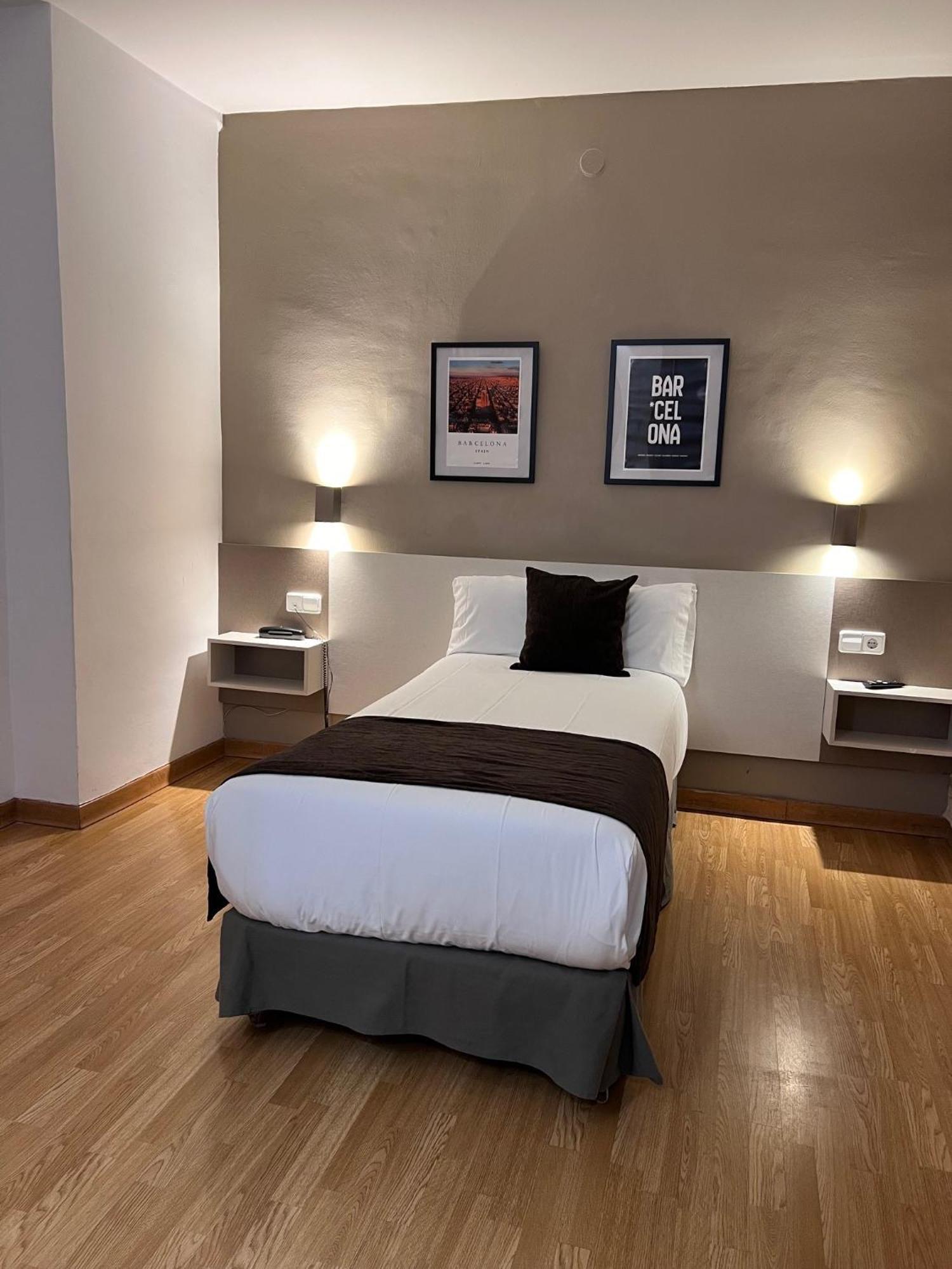Hotel Travessera Barcellona Esterno foto
