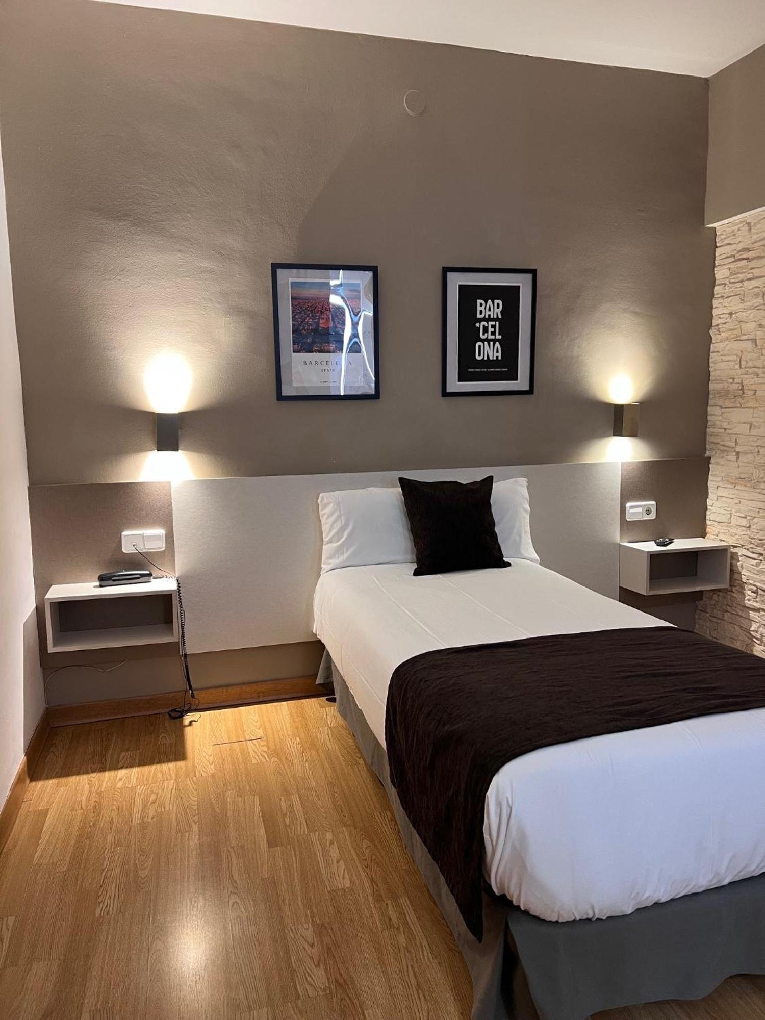 Hotel Travessera Barcellona Esterno foto