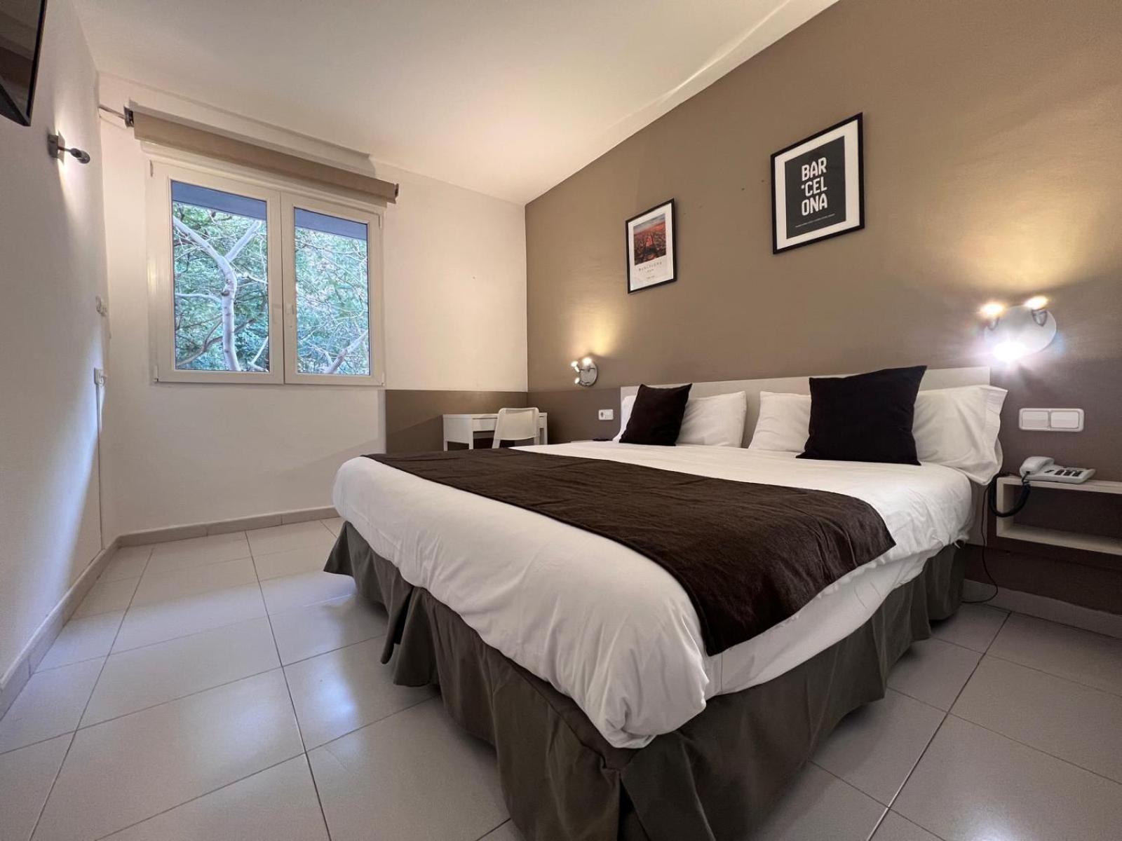 Hotel Travessera Barcellona Esterno foto