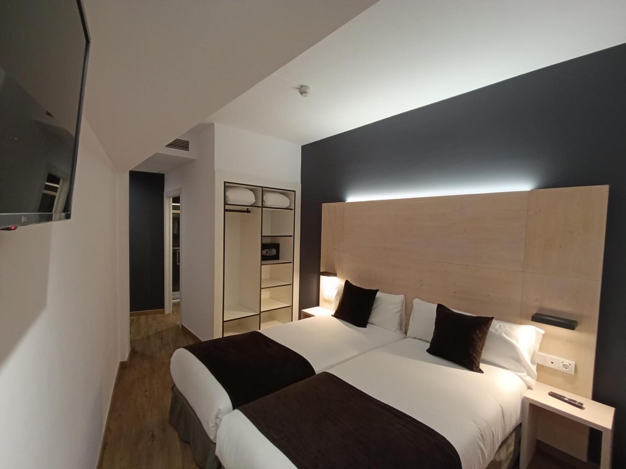 Hotel Travessera Barcellona Esterno foto