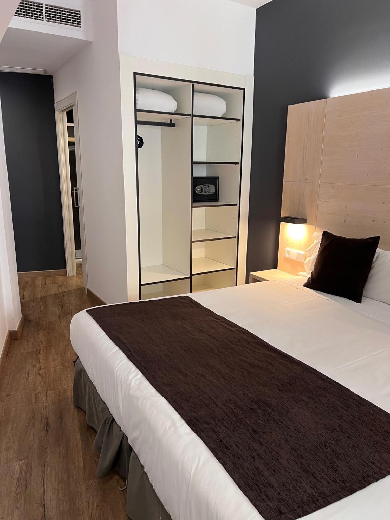 Hotel Travessera Barcellona Esterno foto